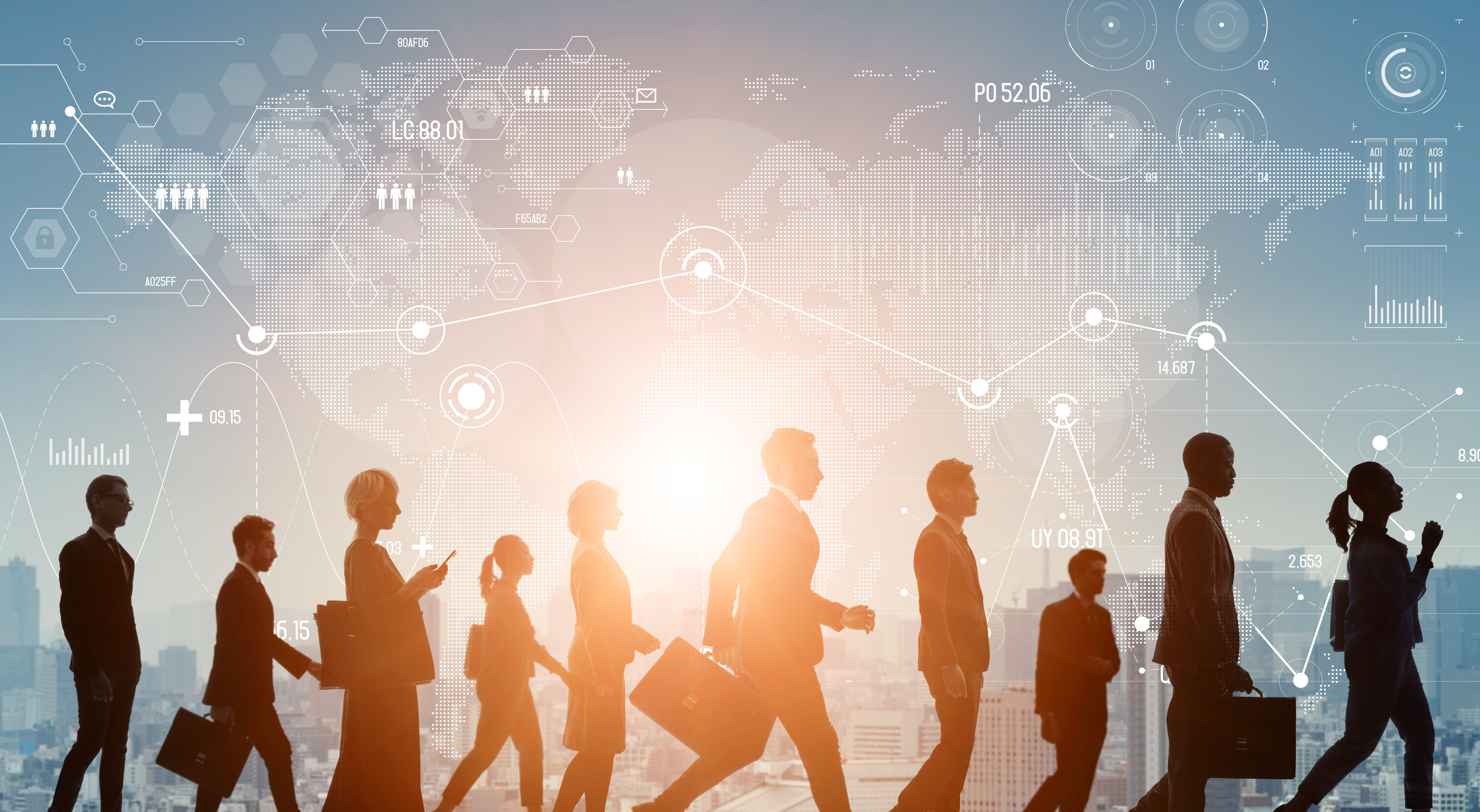 Profissionais de negócios caminhando em um ambiente urbano